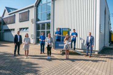 Der geschäftsführende Gesellschafter Johann Sailer (links) und der kaufmännische Leiter Stefan Schweitzer (rechts) freuen sich über den erfolgreichen Ausbildungsjahrgang 2020 – v. l.: Sina Schmidbaur (Industriekauffrau), Daniel Achner (Fachkraft für Lagerlogistik), Anna Vogt (Industriekauffrau), Johannes Glaß (Fachlagerist), Stefanie Kapfer (Industriekauffrau), Denis Meyr (Industriemechaniker)
