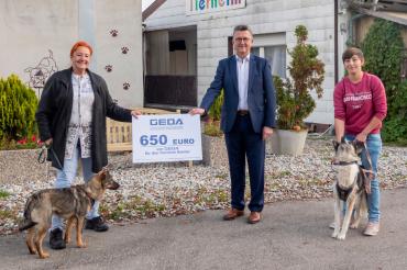 Auch im Tierheim Hamlar freut man sich über die Spende der Firma GEDA: Brigitte Scherb (1. Vorsitzende), Johann Sailer und Paulina Wach