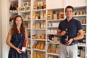 Das Bild zeigt Sebastian Haag und die Württembergische Weinprinzessin Henrike Heinicke.