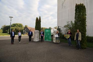 Die „gesund mit Kunst“-Workshops leiten (von rechts) Katrin Klemme (Heilerziehungspflegerin Diakoneo Pol-singen), Sandra Mayer (Heilpädagogin Diakoneo Polsingen), Annette Steinacker-Holst (Künstlerin und Leiterin des KunstMuseums Wemding), Michael Meyer (Direktor AOK Donauwörth), Richard Jarrett (Abteilungsleiter Dia-koneo Werkstatt Polsingen), Jutta Kobusch (AOK Gesundheitsförderung) sowie Dr. Martin Drexler (Erster Bürgermeister Stadt Wemding).