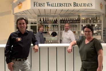 Drei Herren und eine Dame in Schanktheke des Fürst Wallerstein Brauhaus