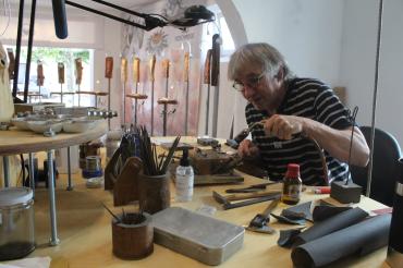 Das Bild zeigt Thomas Felmet bei der Arbeit als Goldschmied.