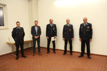 Die 160. Generalversammlung der Freiwilligen Feuerwehr der Stadt Oettingen stand ganz im Zeichen von Corona. Unter den aktuellen Hygienevorschriften und mit genügend Abstand wurde in der Fahrzeughalle der Wehr die verschobene Generalversammlung vom März entsprechend nachgeholt.