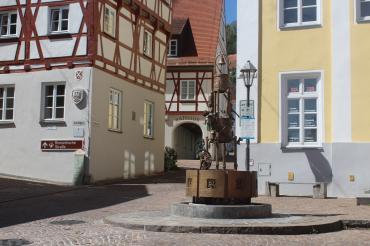 Das Bild zeigt den Marktplatzbrunnen in Harburg