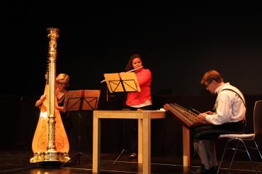 Das Bild zeigt Christine Baumann, Katharina Moro und Michael Baumann, die mit Klassik und Volksmusik begeistern.