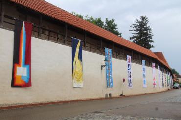 Die Kunstfahnen an der Baldinger Mauer