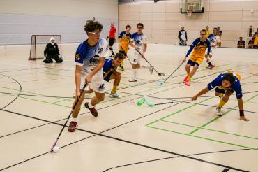 Auf dem Bild zu sehen: Newcomer David Kraus Nr. 28 in weiß mit dem ersten Saisontor für Donau Floorball