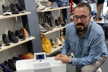 Das Bild zeigt den neuen Luftwäscher des Schuhhauses
