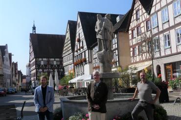 v. l. n.r. Herr 1. Bürgermeister Thomas Heydecker, Herr Hans Raidel, MdB a.D. und ehemaliger Bürgermeister der Stadt Oettingen i.Bay., Herr 2. Bürgermeister Markus Eisenbarth und Inhaber Firma eb Naturstein GmbH Eisenbarth
