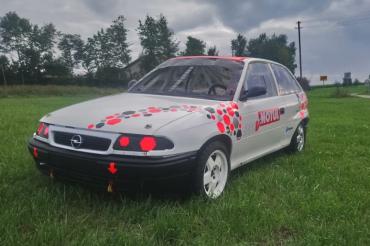 Autocross-Fahrzeug auf Wiese
