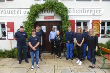 Auf gute Zusammenarbeit (von links): Alexander Rudel (Ausbildung zum Berufskraftfahrer), Quentin Rudewig (Ausbildung zur Fachkraft für Lagerlogistik), Denis Andreica (Ausbildung zum Berufskraftfahrer), Johannes Lutz (Ausbilder), Thomas Wiedemann (Ausbilder), Ingrid Kollmar (Gesellschafterin), Nico Bachschuster-Engelhardt (Ausbildung zum Brauer und Mälzer), Angelina Bucher (Ausbildung zur Industriekauffrau), Aaron Schröppel (Ausbildung zum Brauer und Mälzer), Barbara Lechner (Ausbilderin)