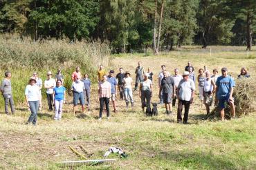 Das Bild zeigt die Helfer nach der gemeinsamen Brotzeit im gebührendem Corona-Abstand.
