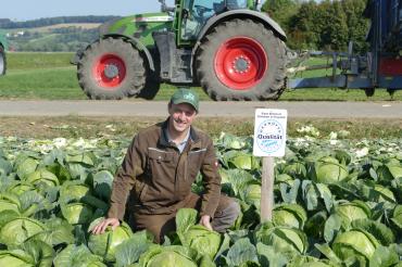 Landwirt Florian Wiebel baut auf circa 10 Hektar Weißkraut in Hamlar an. Auf weiteren 90 Hektar baut er Unter anderem Dinkel, Weizen oder Zuckerrüben an. 