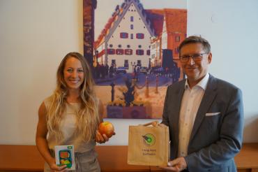 : Landrat Stefan Rößle und Konversionsmanagerin Barbara Wunder präsentieren die erste Einkaufswoche für Kinder in den Dorfläden im Landkreis Donau-Ries. 