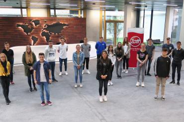 Berufsanfänger stehen in Zott-Eingangshalle