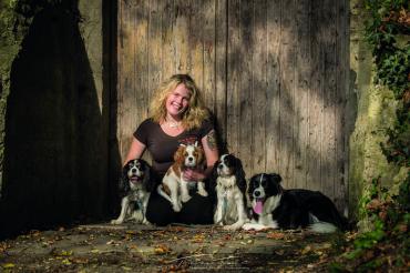 Das Bild zeigt Therapiehundeführerin Manuela Aust 