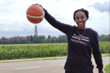 Der letzte Neuzugang der XCYDE Angels, posierend vor dem Wahrzeichen ihrer neuen Heimatstadt. Sie soll ihren Gegnern mit ihrer Spielweise Respekt einflößen und die Herzen der Fans hüpfen lassen, getreu ihrem Namen: Respect Leapheart.