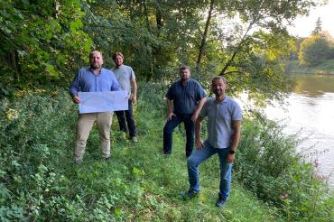 Das Bild zeigt von links:  Projektleiter und Mitarbeiter der Baufirma Scharpf, Andreas Hurler (LEW) und Sebastian Blaß (Aueninstitut) bei der Begehung an der Wildnis