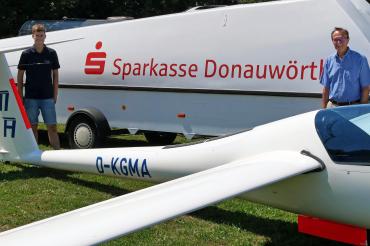 Das Bild zeigt den neuen Flugzeuganhänger mit der Beklebung der Sparkasse Donauwörth