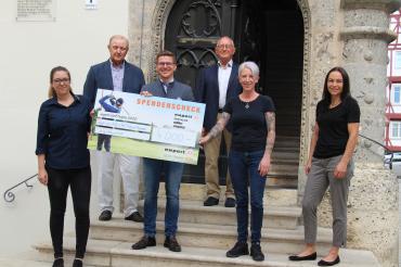 Auf dem Bild zu sehen: Franziska Müller, expert Müller, Nördlingens OB David Wittner, Egon Maier, Präsident Golf-Club Hochstatt, Hans Müller, expert Müller, Manuela Kraußen und Katrin Schwindig, Leiterinnen Tierheim.