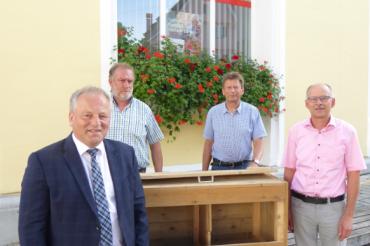 Bei der Projektvorstellung v.l.n.r: Wolfgang Winter Vorstandsmitglied der Bürgerstiftung, Walter Gerstmeyer, Projekt-Ansprechpartner Schleiereulen, Michael Langenbucher Geschäftsführer der Bürgerstifung, Johannes Ruf , Vorsitzender Rieser Naturschutzverein