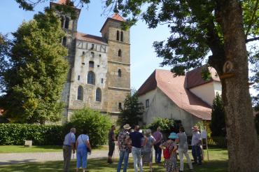 Das Bild zeigt eine Führung durch das Kloster in Auhausen