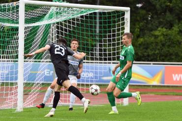 Julian Brandt (Nr. 23) vom TSV Rain mit einer guten Kopfballchance. 