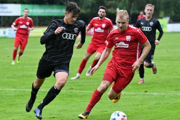 Zwei Fußballer im Laufduell