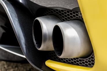 Doppelendrohr eines gelben Autos