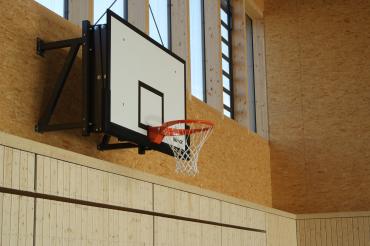 Basketballkorb in einer Turnhalle