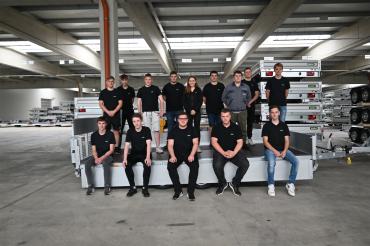 Das Bild zeigt die neuen Azubis der Firma