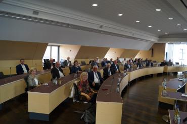 Blick in den Sitzungssaal 