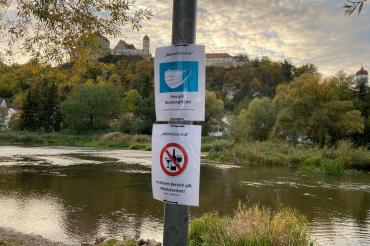 Beschilderung für Maskenpflicht am Harburger Wörnitzstrand. 