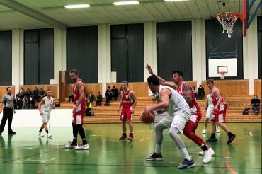 Schwerstarbeit in der Verteidigung für Center Robin Seeberger und Team beim 73:92-Sieg gegen Dachau. (Von links: Filip Kamenov, Philipp Steinmeyer, Robin Seeberger, Bene Schwarzenberger)