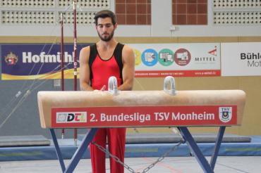 Das Bild zeigt Flotzheimer Kevin Reile am Pferd