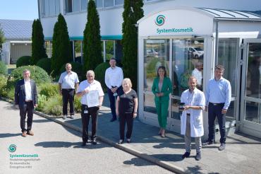 Von links: Herr Dr. Markus Born Geschäftsführer des VCI-Landesverbandes Bayern, Herr Dietmar Schmid Geschäftsführer (SK), Herr Günther Schmid Geschäftsführer (SK), Herr Jürgen Raab 1. Bürgermeister der Gemeinde Münster, Frau Stella Schmid Geschäftsführerin (SK), Frau Dr. Mirja Wehner (VCI), Herr Sebastian Stein (SK-QM/UM/HS/R&D), Herr Stefan Bawidamann Executive Finance Manager (SK)