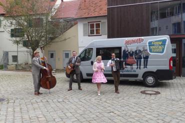 Conny und die Sonntagsfahrer brachten Abwechslung in den Alltag der Bewohner des Bürgerheim