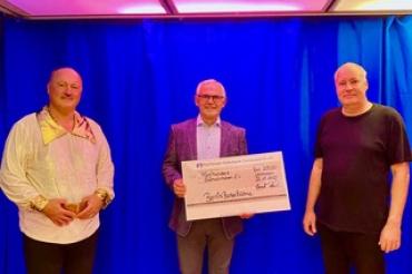 (von links nah rechts): Jürgen Lechner, Walter Ernst (Aktion Glühwürmchen e.V.), Bernd Zoels