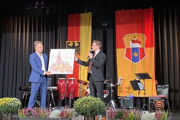 Übergabe eines Bildes auf Bühne