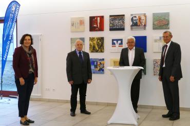 Bei der Unterzeichnung der Stiftungsurkunde entstand unser Foto (von links): Karin Bergdolt (Bürgermeisterin Mönchsdeggingen), Stiftungsgründer Karl Wiedenmann, Walter Lang und Helmuth Wiedenmann (stellv. Vorsitzender und Vorsitzender des Stiftungsvorstandes der VR-Bürgerstiftung Ries) 