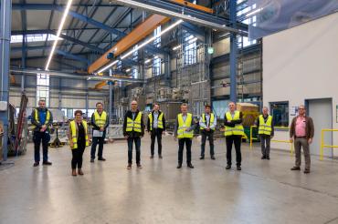 Ein Blick hinter die Kulissen: Die Vertreter des Lehrerkollegiums der Ludwig-Bölkow-Schule Donauwörth und die Ausbildungsverantwortlichen der Firma GEDA während des Betriebsrundgangs am Hauptsitz in Asbach-Bäumenheim