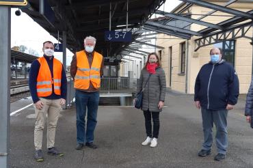 Auf dem Bild ist zu sehen v.l.n.r: Patrick Zeitlmann (Bayern Bahn GmbH), Andreas Braun (Bayern Bahn GmbH), Rita Ortler, Thomas Stowasser, Gabriele Fograscher alle SPD.