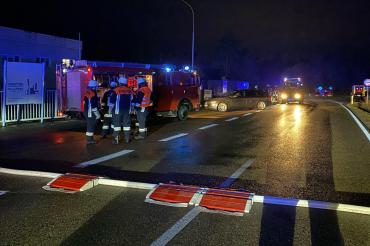 Einsatzkräfte auf gesperrter Straße