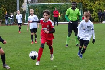 Das Bild zeigt einen Spieler des TSV 1896 Rain beim Angriff.