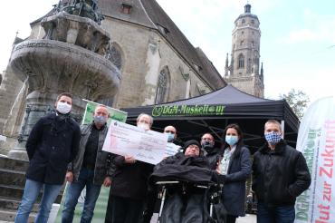 v.l.: Oberbürgermeister David Wittner, Moderator Christof Öhm, Vertreter der Dt. Ges. für Muskelkranke Prof. Dr. Neundörfer, Vorstandsmitglieder der Muskeltour Bernd Müller und Peter Schneller, Vorsitzender der Muskeltour Matthias Küffner, Preisträgerin Regina Schiele und stellv. Vorsitzender der Muskeltour Tobias Källner