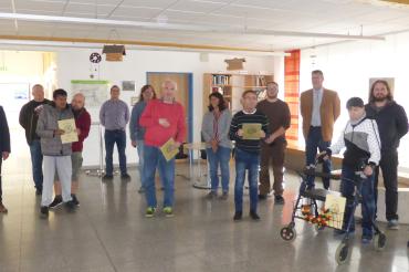 von links: Günter Schwendner (Geschäftsführung), Peter Haller (Sorgeberechtigtenbeirat), Prathapan Jeyarasa (10 Jahre Betriebszugehörigkeit), Maik Schlevogt (Gruppenleitung), Tobias Brucklacher (Standortleitung Asbach-Bäumenheim), Hermann Mayer (Gruppenleitung), Manfred Weilguni (40 Jahre Betriebszugehörigkeit), Evelin Seitz (Gruppenleitung), Josef Schneid (20 Jahre Betriebszugehörigkeit), Giuseppe Pizzimenti (Gruppenleitung), Michael Hesselt (Werkstattleitung), Bahtiyar Günes (25 Jahre Betriebszugehörigkei