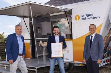 25 Jahre Gas in Reimlingen: Jürgen Leberle, erster Bürgermeister in Reimlingen (Mitte), Uwe Sommer, Prokurist schwaben netz (links) und Helmut Kaumeier, Leiter Kommunalkunden erdgas schwaben. Schwaben netz ist die 100prozentige Unternehmenstochter von erdgas schwaben.