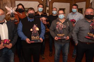 Die Fleischerinnung Nordschwaben macht sich stark für die Metzger in der Region: (von links) Alfred Hausmann (Prälat-Schilcher-Berufsschule), Svenja Fries (Landesverband), Obermeister Harald Münzinger, Stv. Obermeister Siegfried Dehm, die Vorstandsmitglieder Stefan Stöckle, Markus Pisko und Christian Geiger mit Christoph Schweyer (Kreishandwerkerschaft). In den Händen haben sie die neuen "Wächter des Handwerks".