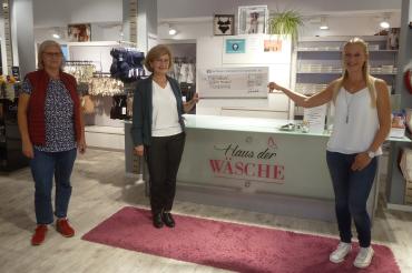 Das Bild zeigt von links nach rechts: Maja Pauer und Ursula Kneißl-Eder, Vorstand Verein Projekt Frauenhaus – Hilfe bei Gewalt an Frauen und Kindern e. V. und Susanne Deisenhofer, Inhaberin vom Haus der Wäsche