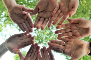 Das Gewinnerbild „Helfende Hände“